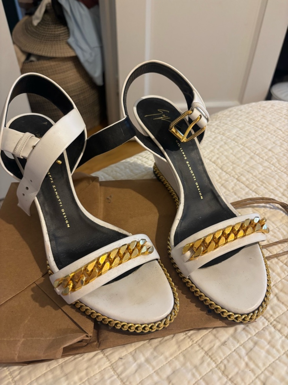 Giuseppe Zanotti White Leather Sandals with Gold Chain Trim - Picture 2 of 8